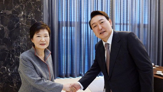 윤석열 대통령 당선인이 지난 12일 오후 대구 달성군 유가읍에 있는 박근혜 전 대통령의 사저에 도착해 박 전 대통령과 인사하고 있다. <연합뉴스>